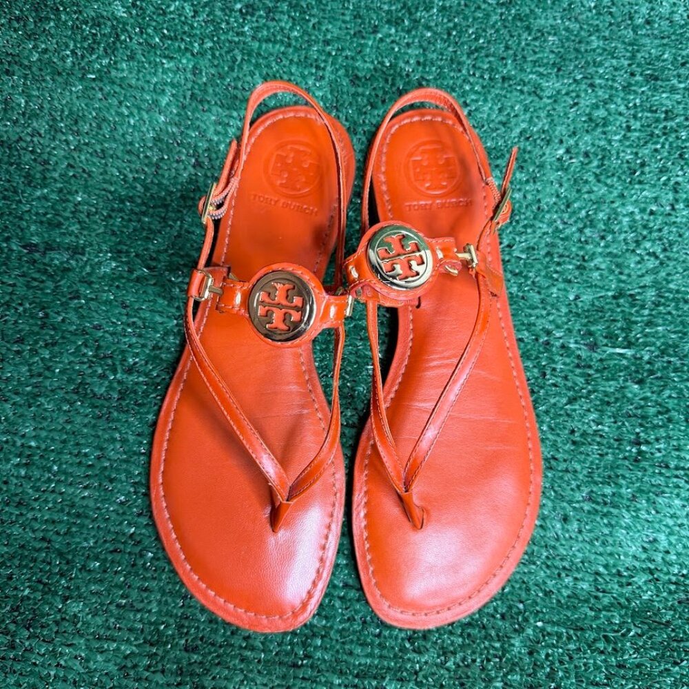 Tory Burch Ali Orange Patent Leather Thong Flat Sandals Gold Logo Size 8.5  Step
